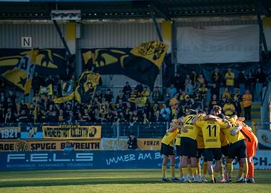 Football team huddle on field (SpVgg Bayreuth)