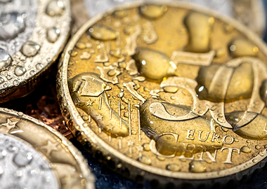 Water Droplets on Euro Coins