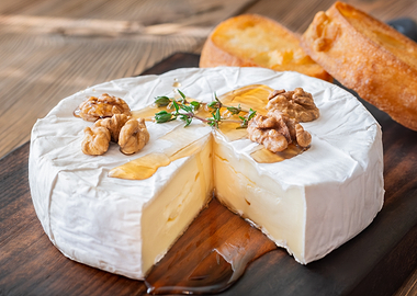 Baked Brie with Honey and Walnuts
