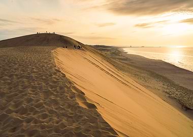 Sunset over japanase Tottori sand dunes and ocean