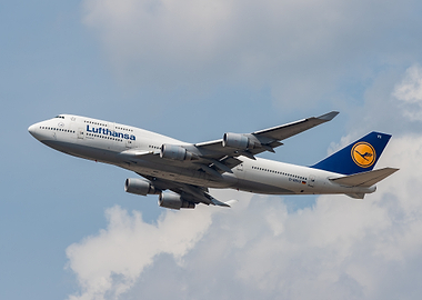 Lufthansa Boeing 747-400 in Flight