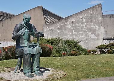 Bronze Cobbler Statue in Park