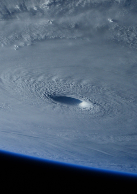 Giant Hurricane Space / PLATINA