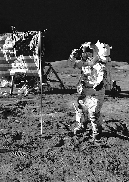 On the Moon beside US flag / PLATINA
