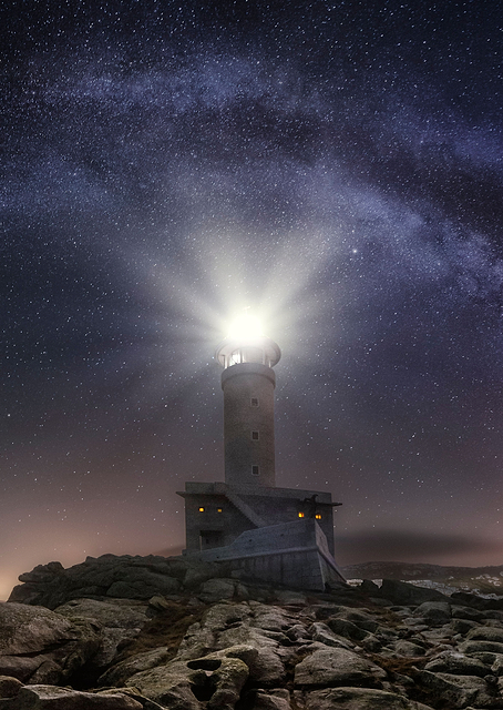 Cosmic Lighthouse / PLATINA