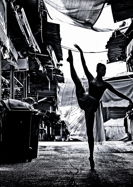 Ballerina on the street / PLATINA