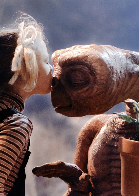 Gertie kissing E.T. / PLATINA