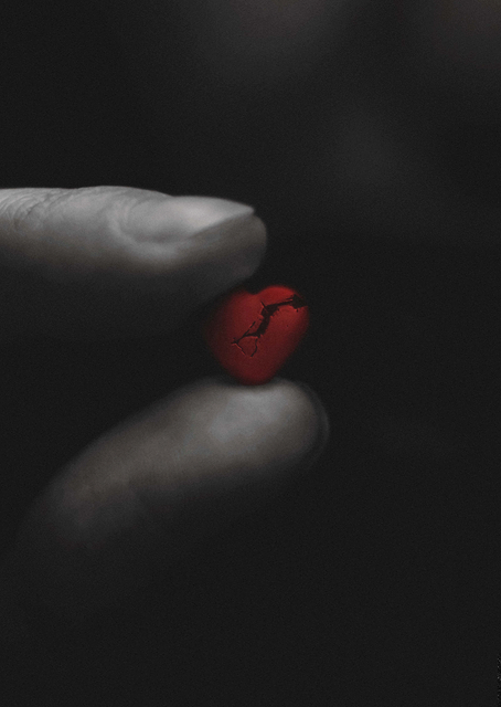Broken red heart / PLATINA