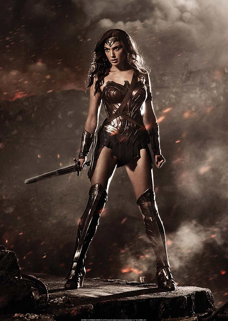 Wonder Woman holding sword / platina