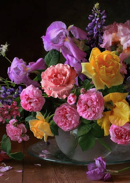 Irises and Roses Bouquet / PLATINA