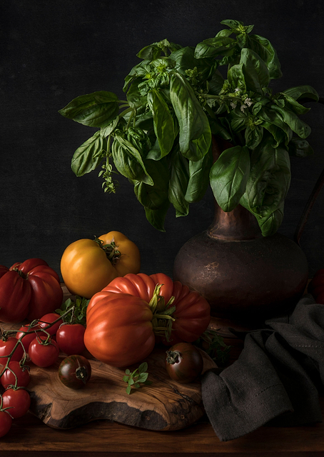 Tomatoes and basil / PLATINA