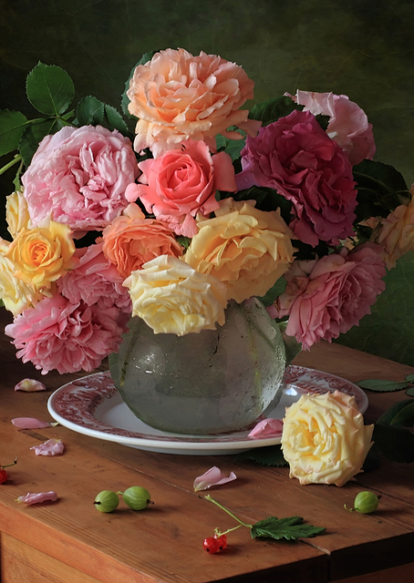 Peach roses and berries / PLATINA