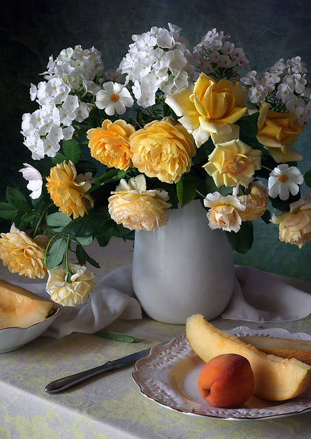 Yellow roses and melon / PLATINA