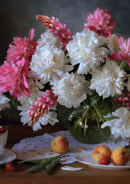 Pink and white peonies / PLATINA