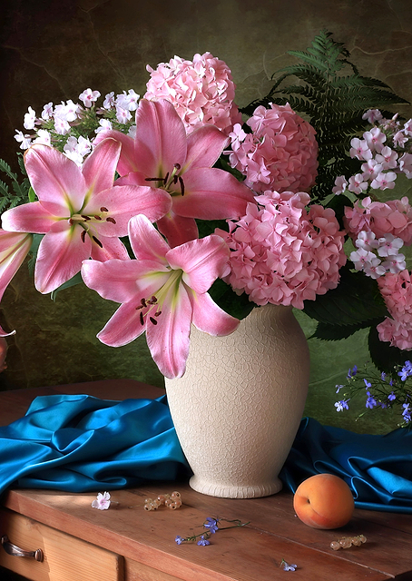 Pink hydrangea and lilies / PLATINA