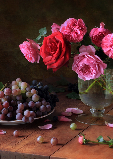 Red roses and grapes / PLATINA