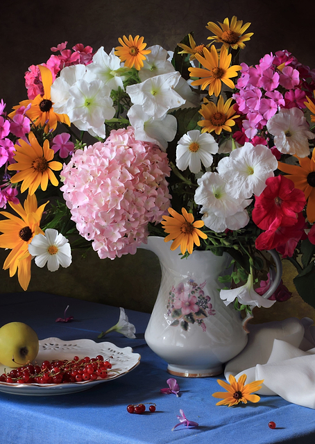 Summer flowers and fruits / PLATINA