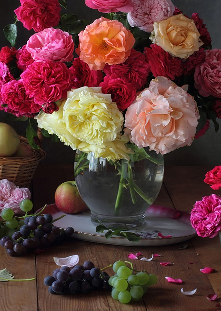 Colorful roses and fruits / PLATINA