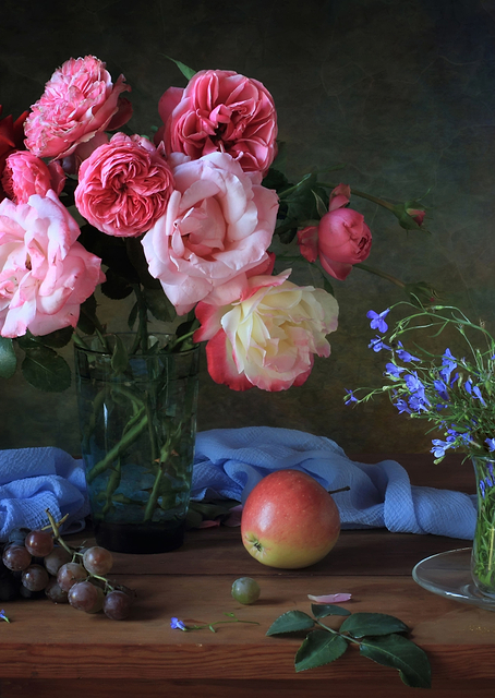 Pink roses and lobelia / PLATINA