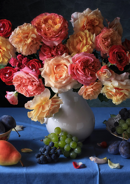 Peach roses and grapes / PLATINA