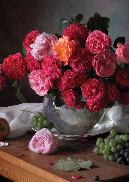 Red roses and fruits / PLATINA