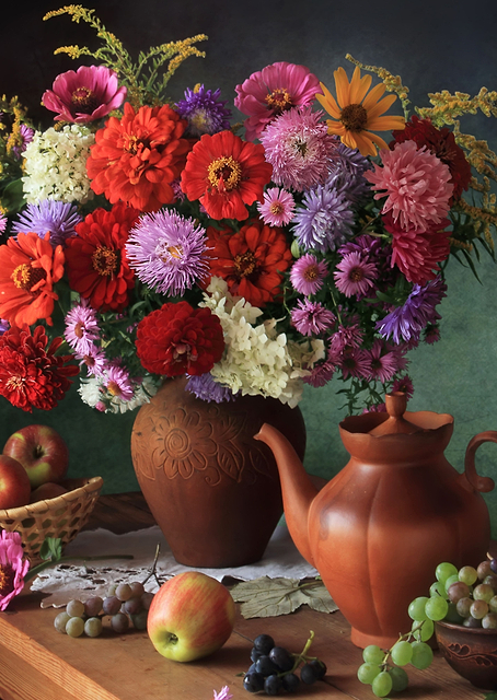 Colorful zinnium and grape / PLATINA