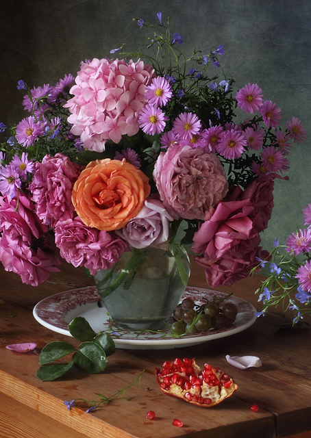 Pink roses and hydrangea / PLATINA