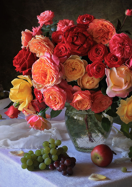 Tea roses and fruits / PLATINA