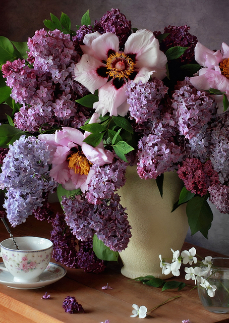 Violet lilacs and peonies / PLATINA