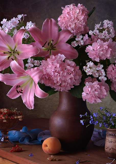 Pink lilies and hydrangeas / PLATINA