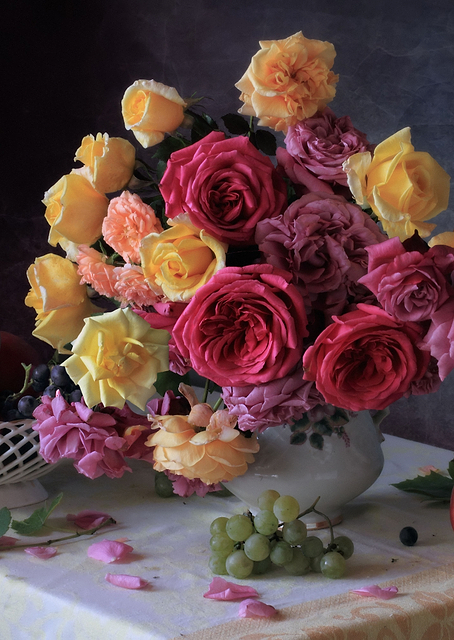 Yellow roses and fruits / PLATINA