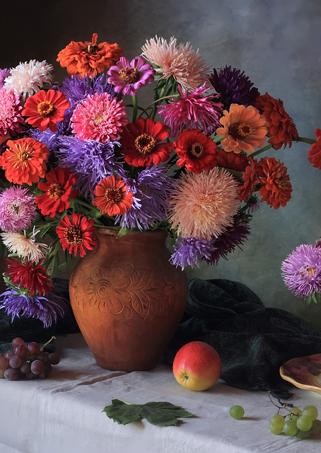 Colorful asters and zinnia / PLATINA