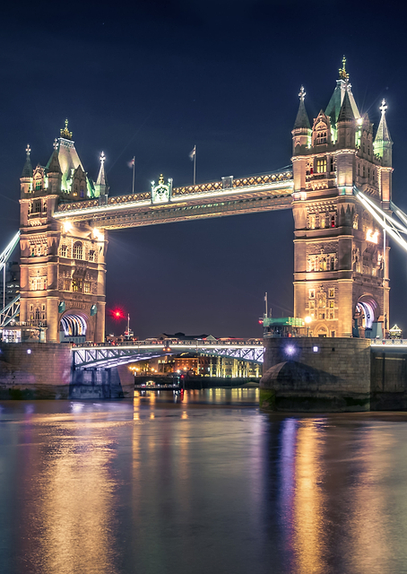 Night at The Tower Bridge / PLATINA