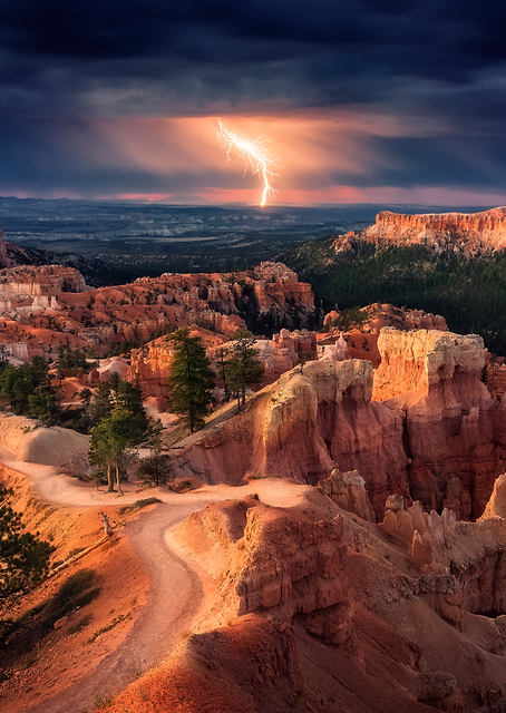 Lightning over Canyon / PLATINA