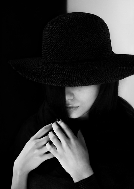 Woman in a hat / PLATINA