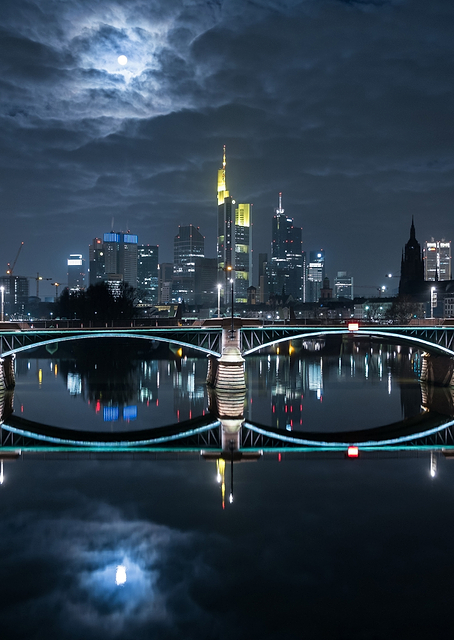 Frankfurt at Full Moon / PLATINA