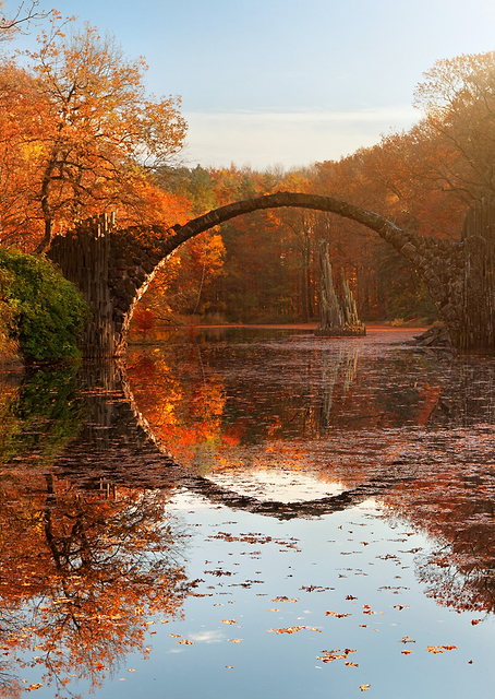 Autumn lake / PLATINA