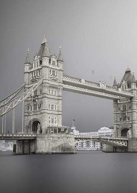 Tower bridge / PLATINA