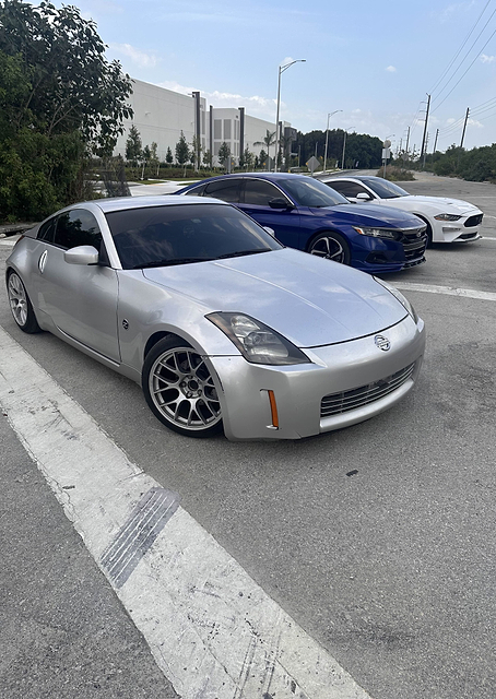 Silver Nissan 350Z with other cars / PLATINA