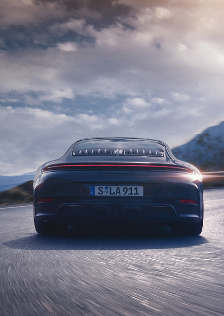 Dynamic Porsche 911 Mountain Ascent / PLATINA