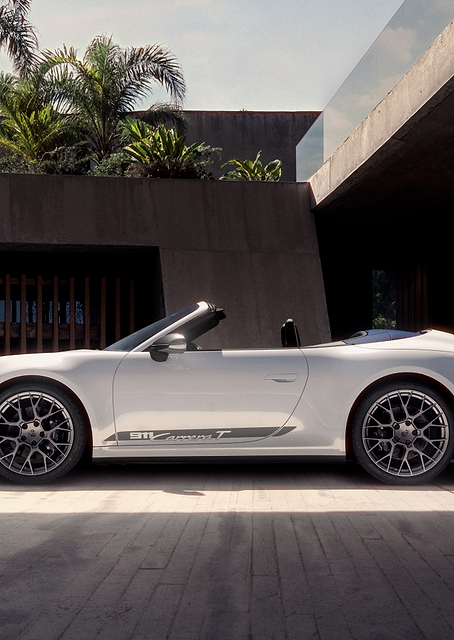 White Porsche 911 Carrera T in Concrete Oasis / PLATINA