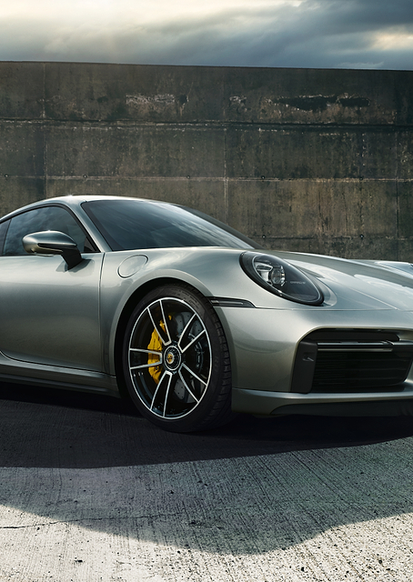 Sleek Silver Porsche 911 on Concrete / PLATINA