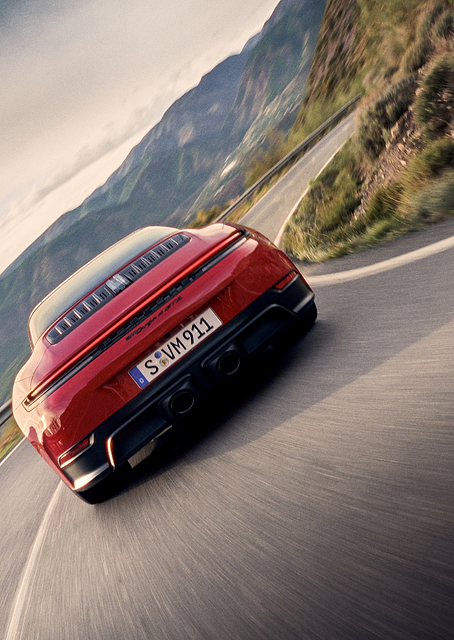 Dynamic Porsche 911 Mountain Drive / PLATINA