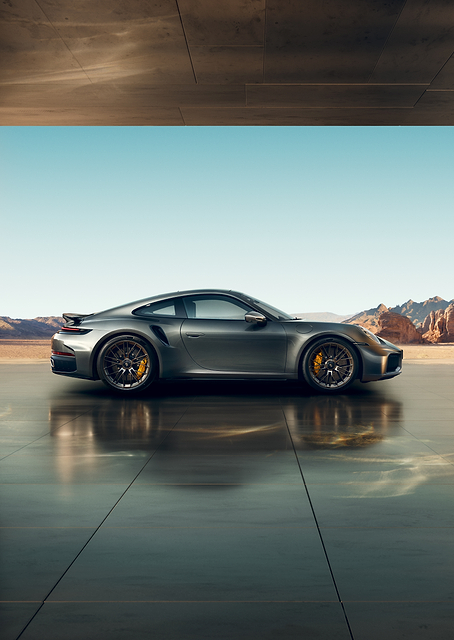 Sleek Porsche 911 Reflects Desert Horizon / PLATINA