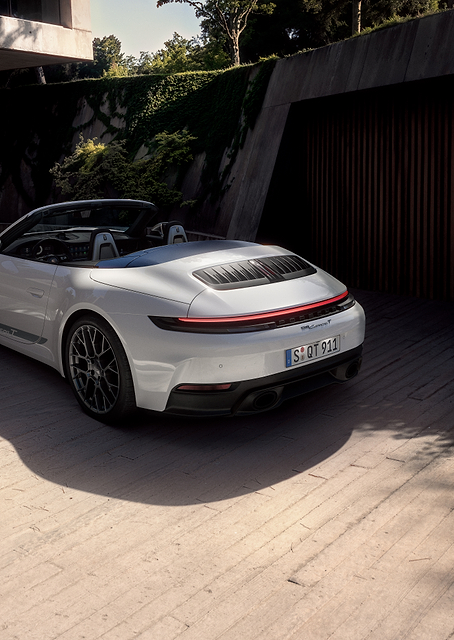 Sleek Porsche 911 Convertible Entrance / PLATINA