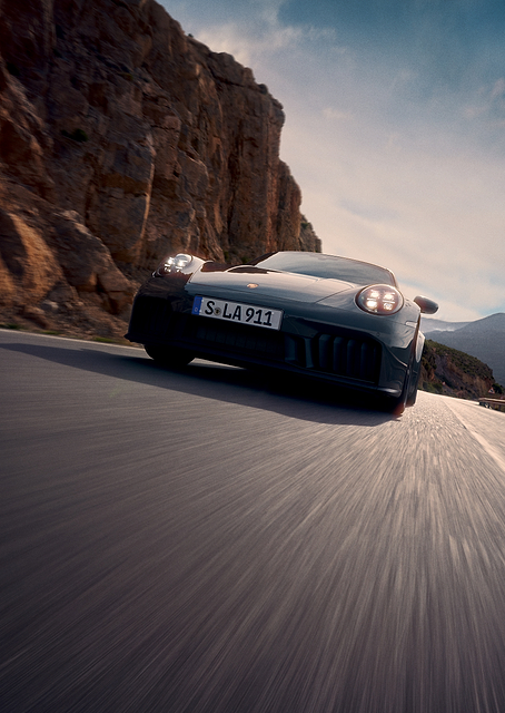 Porsche 911 Speed on Mountain Road / PLATINA
