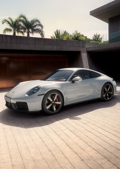 Sleek Porsche 911 in Modern Setting / PLATINA
