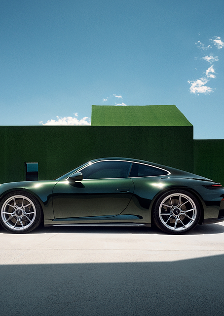 Dark Green Porsche, Modernist Green Architecture / PLATINA