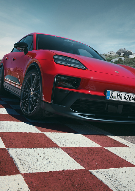 Red Porsche Macan EV Dynamic / PLATINA