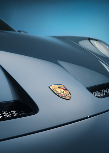 Porsche Crest: Automotive Elegance / PLATINA
